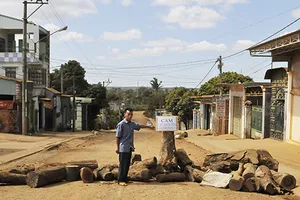 Doanh nghiệp băm nát đường, dân lãnh đủ 