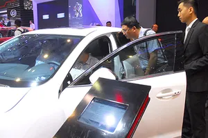 Ô tô đồng loạt tăng giá sốc ngay đầu năm