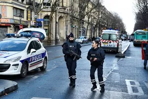 Bí ẩn danh tính kẻ tấn công cảnh sát Pháp
