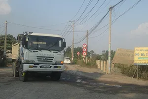 Người dân chấp nhận dỡ rào chặn xe ởmỏ đá Tân Cang 