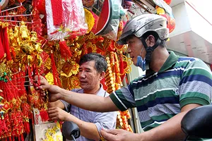 Bao lì xì, thần Tài… Trung Quốc đổ bộ Sài Gòn