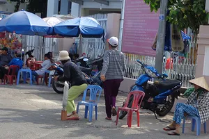 ‘Cò’ vé vẫn dập dìu trước ga Sài Gòn