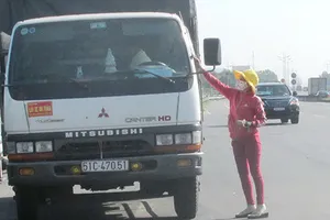 Dán bậy logo ‘xe vua’, coi chừng bị phạt