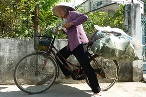 Ấm tình công nhân lo cho bà cụ nhặt ve chai 