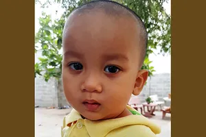 Đôi mắt buồn của thằng bé bị bỏ rơi