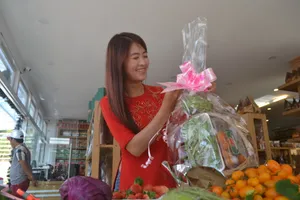 Cà chua, trà được 'nuôi' bằng ...sữa bò ra chợ tết