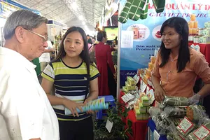 Sinh viên tất bật làm thêm ngày tết