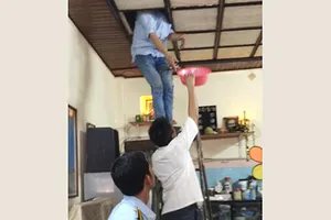 Trên lầu sửa nhà, cụ bà khốn khổ