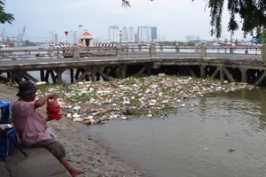 Rác lềnh bềnh trên công viên cảng Bạch Đằng