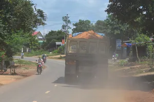 Dân phản đối xe chở cát, đất gây bụi, tiếng ồn