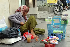 Mùa xuân của bà lão bán thuốc lá