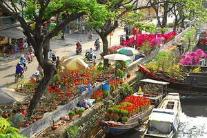 Hoa miền Tây, Đà Lạt đổ về TP.HCM