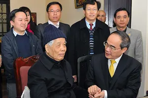 Ông Nguyễn Thiện Nhân thăm hỏi các nguyên Tổng Bí thư