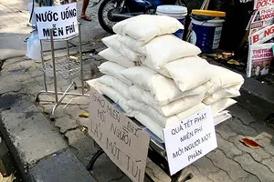 Mỗi người nhận một phần quà thơm thảo