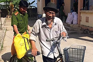 Cảnh sát ‘cõng’ gạo tết cho người nghèo