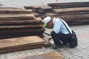 Làm oan, hải quan thoái thác trách nhiệm