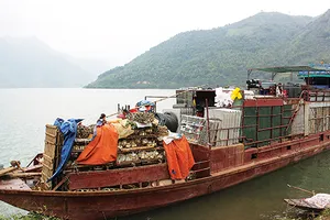 Chợ phiên độc đáo dọc sông Ðà