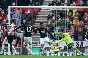 Premier League: Bóng ma Mourinho ám ảnh Van Gaal