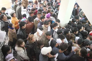 Sau tết, chen nhau làm hộ chiếu qua Lào, Thái Lan lao động