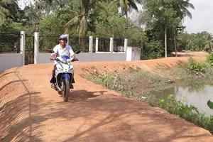 Trăm hộ dân hiến đất xây đê chống ngập