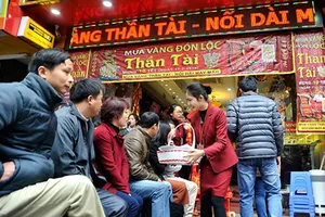 Người dân chen chúc mua vàng cầu sung túc