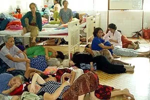 Không để người bệnh chờ lâu, thiếu giường nằm 