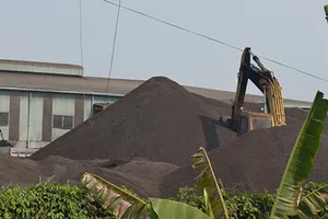 Dân khốn khổ vì bụi than