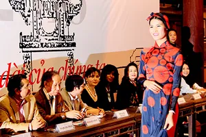 Đại sứ Ý làm người mẫu áo dài Việt 