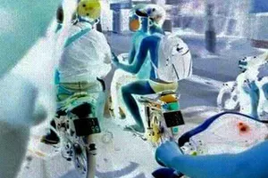 Mặc quần lót ra đường: Không phạt được!