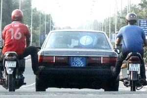 Xe máy đẩy ô tô, chỉ phạt được xe máy