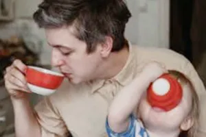 Thông điệp từ những ông bố bế con…