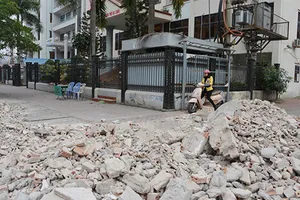 Chi cục Thuế Hạ Long bị đổ xà bần ‘khủng bố’