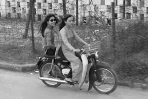 Nhớ sao cái dáng ngồi xe…