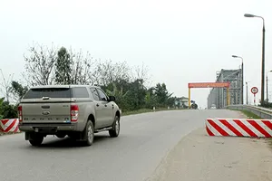 Dân bức xúc vì bị chặn cầu 