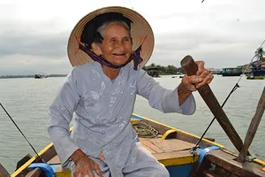 ‘Cụ bà đẹp nhất thế giới’ vẫn chèo ghe