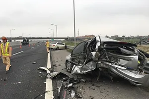 Dừng trên cao tốc, ô tô Ford bị xe Mercedes tông nát