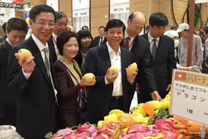 Thủ tướng, đại sứ tiếp thị hàng Việt