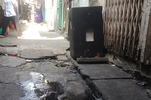 Phường đang tiến hành sửa chữa đường cống cho dân