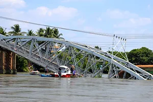 Sập cầu Ghềnh, đường sắt vào Sài Gòn đứt mạch
