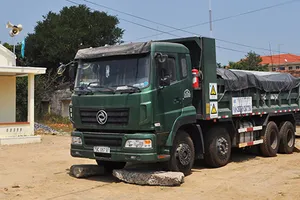 Dân ‘giam’ xe chở rác vì lo sợ ô nhiễm