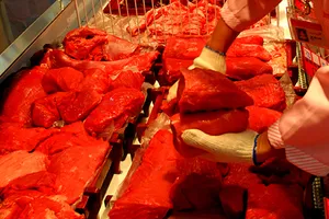 Vừa mua thịt vừa nơm nớp sợ chết!