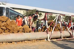 Cúp nước, đổ đất bịt cổng đòi nợ DN ngoại