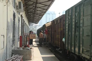 Cả chục toa hàng mắc kẹt sau vụ sập cầu Ghềnh