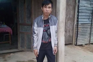 Cha bị búng điếu thuốc vào mặt, con bị kích động mạnh?