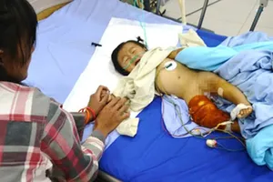 Nghịch súng, bé trai ba tuổi bắn trúng bé chín tháng tuổi