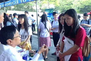 Có nên bỏ phần tự luận môn ngoại ngữ?