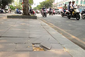 Chi 1.000 tỉ đồng lát đá vỉa hè: Người nghèo mua áo vest mặc chơi!