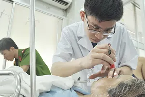 Tạt acid: Tàn độc hơn cả giết người