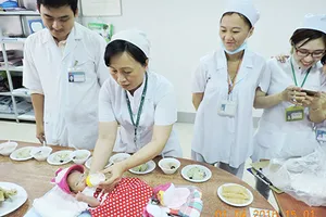 Bệnh viện tìm cha mẹ bé gái bị bỏ rơi