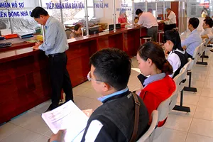 Giấy nhà đất: Dân gặp khó không biết kêu ai 